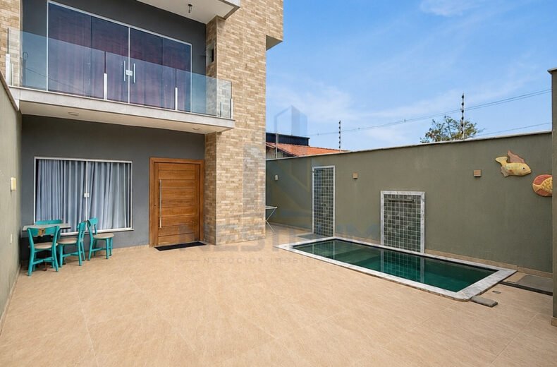 Casa duplex mobiliada com 3 suítes e piscina à venda em Taperapuan — Porto Seguro